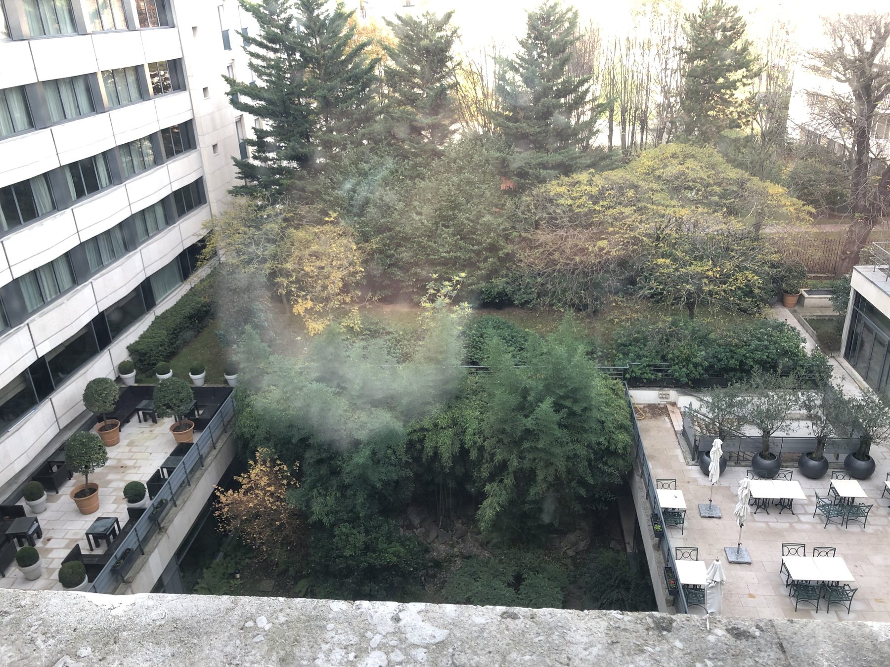 Terrasse et jardin de l'ancien hôtel avant la transformation