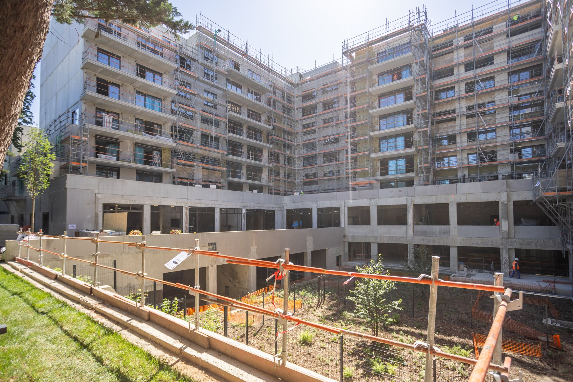 Cœur d'îlot en cours de construction, entouré d'échafaudages