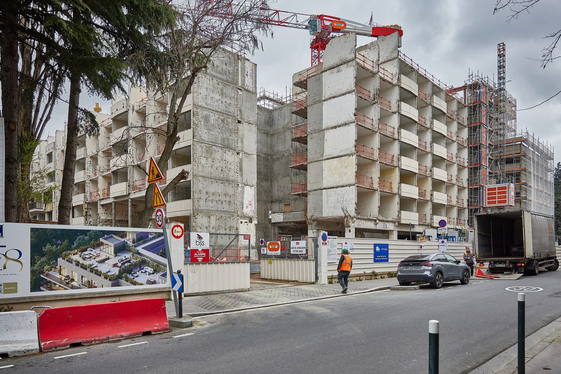Façade et structure de l'ancien hôtel pendant la démolition