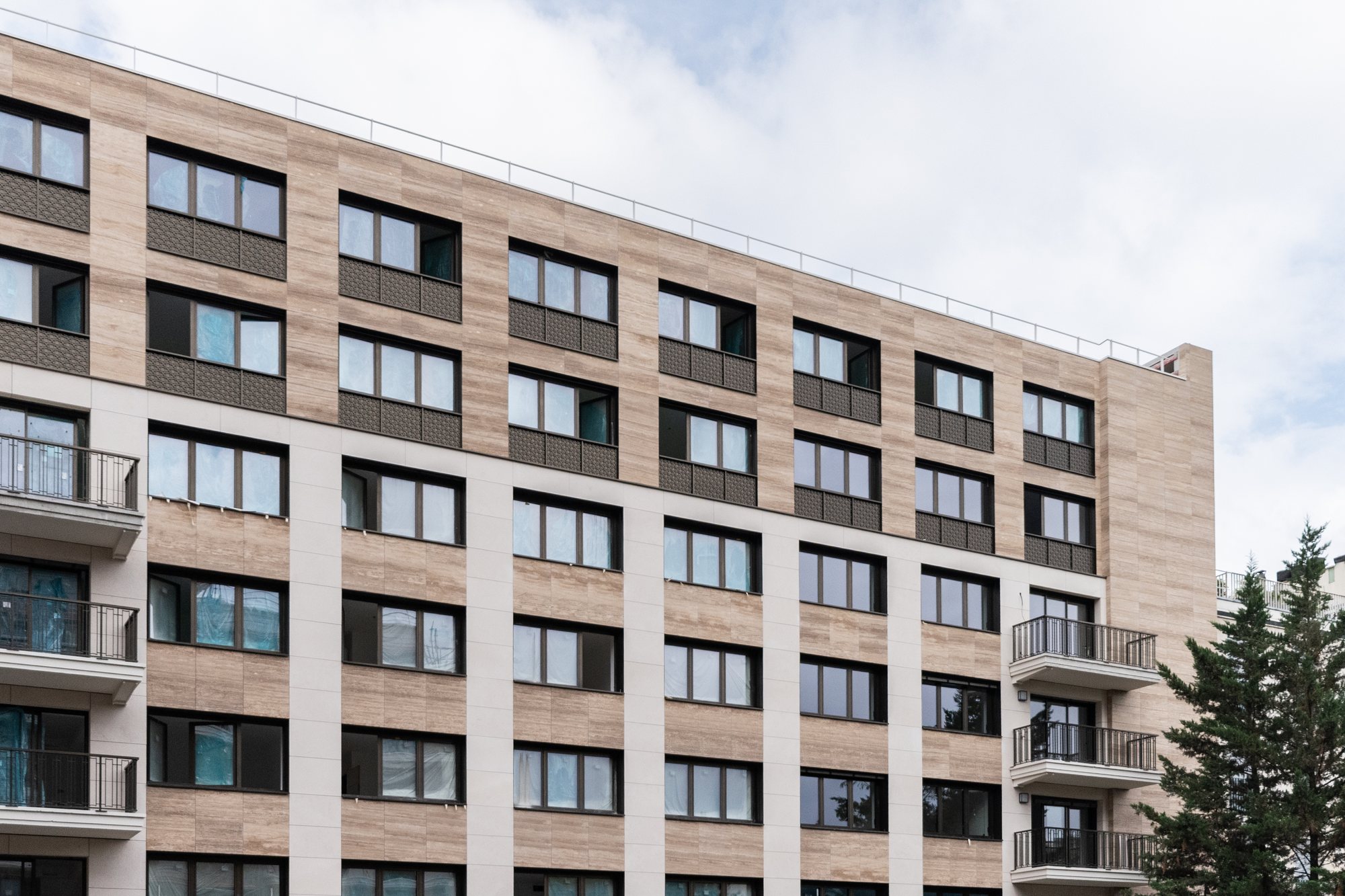 Façade en cours de réalisation avec ses premières menuiseries
