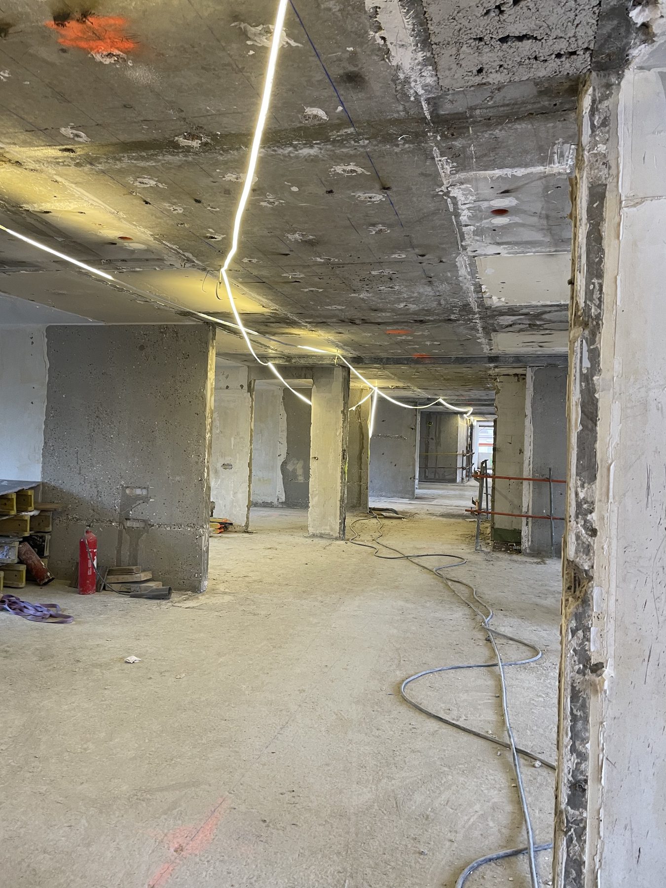 Plateau intérieur mis à nu avec les réseaux provisoires du chantier