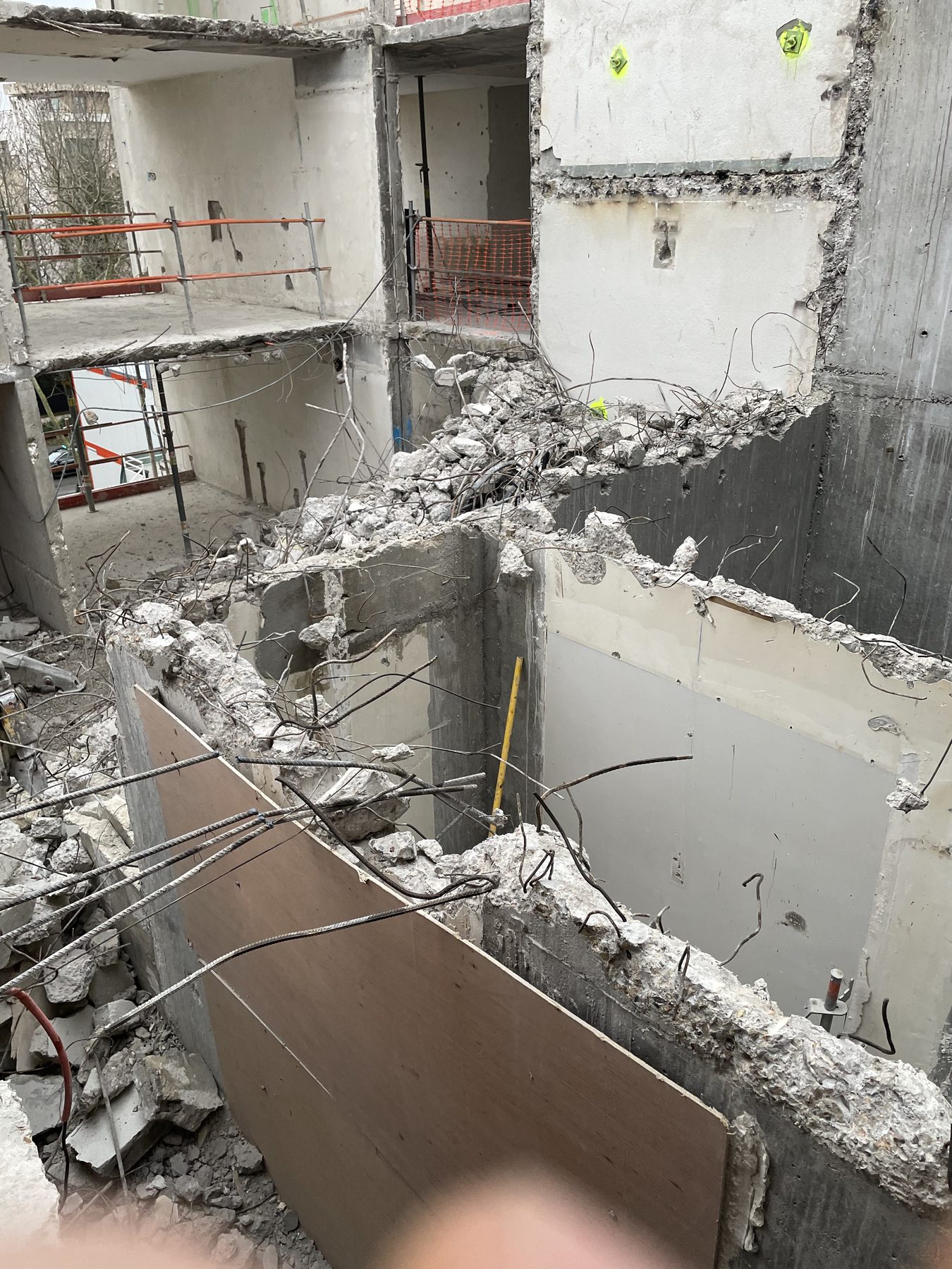 Démolition intérieure laissant apparaître la structure existante