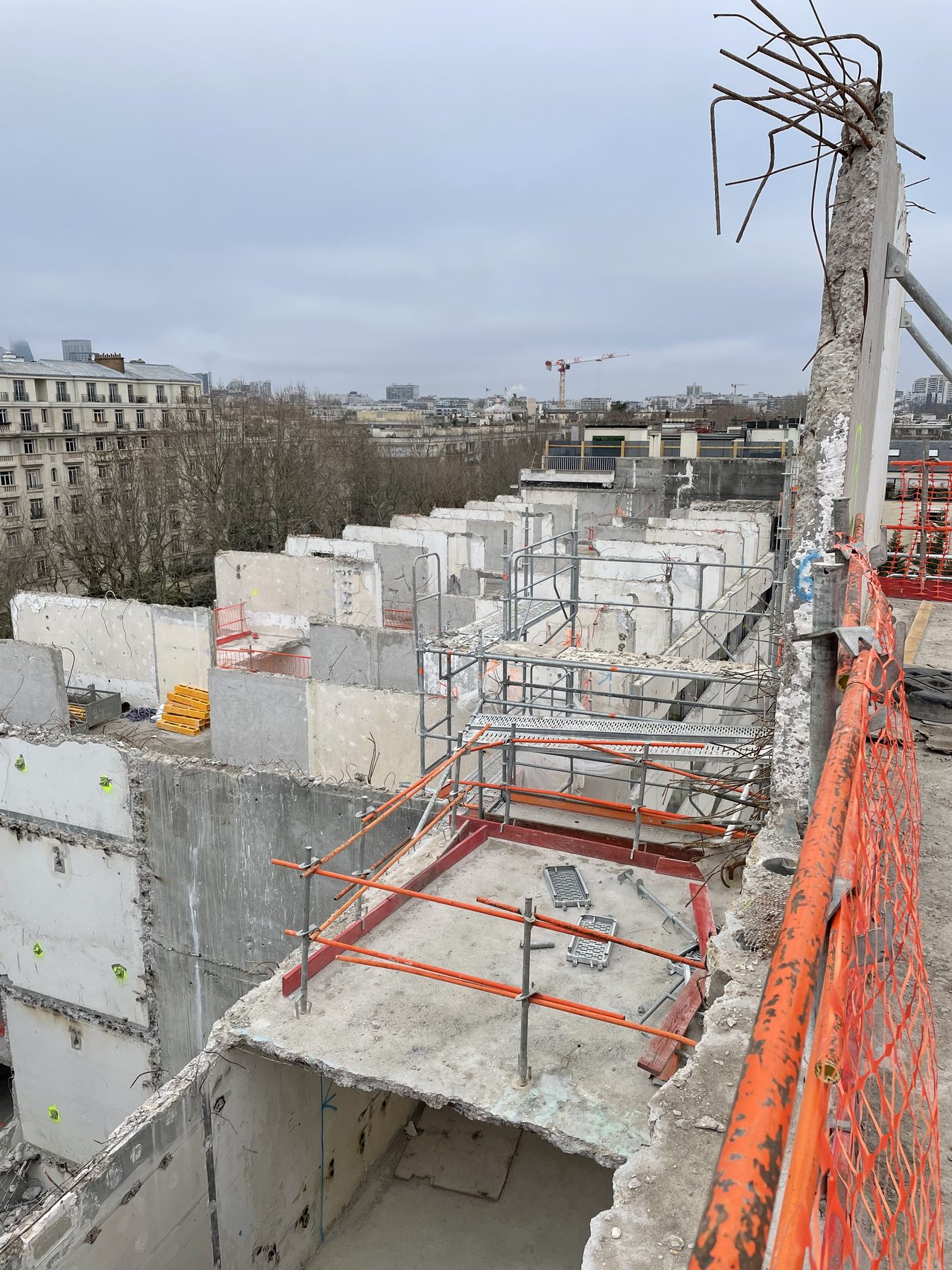 Vue du bâtiment depuis la structure en cours de transformation