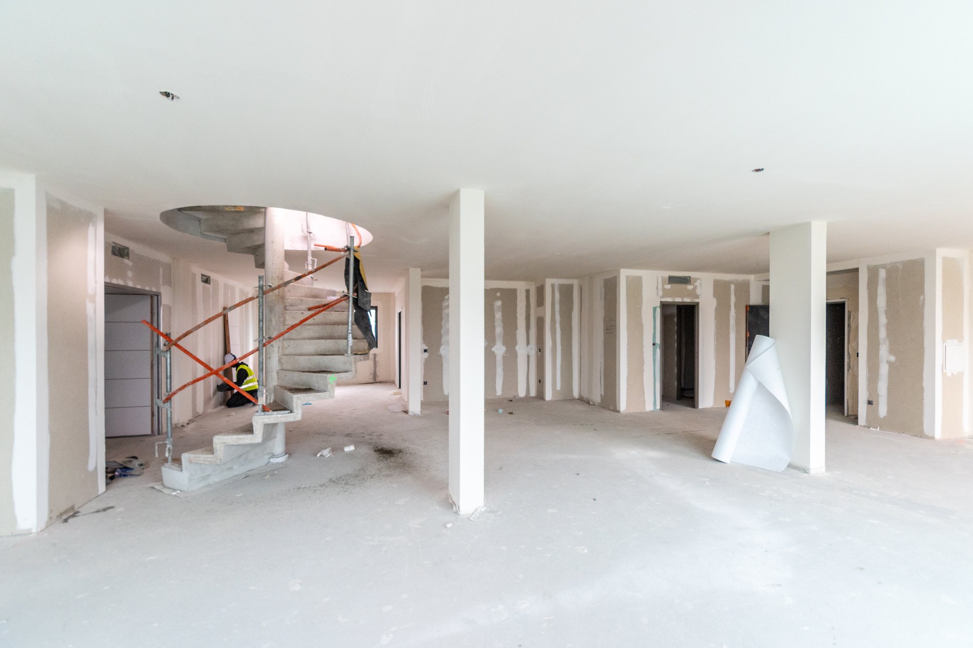 Plateau intérieur en cours de finition, avec escalier brut