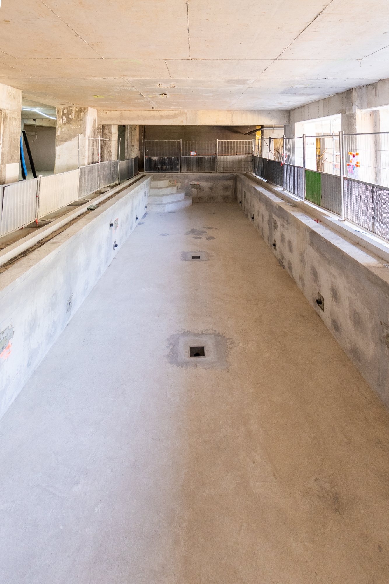 Bassin en construction dans un espace intérieur