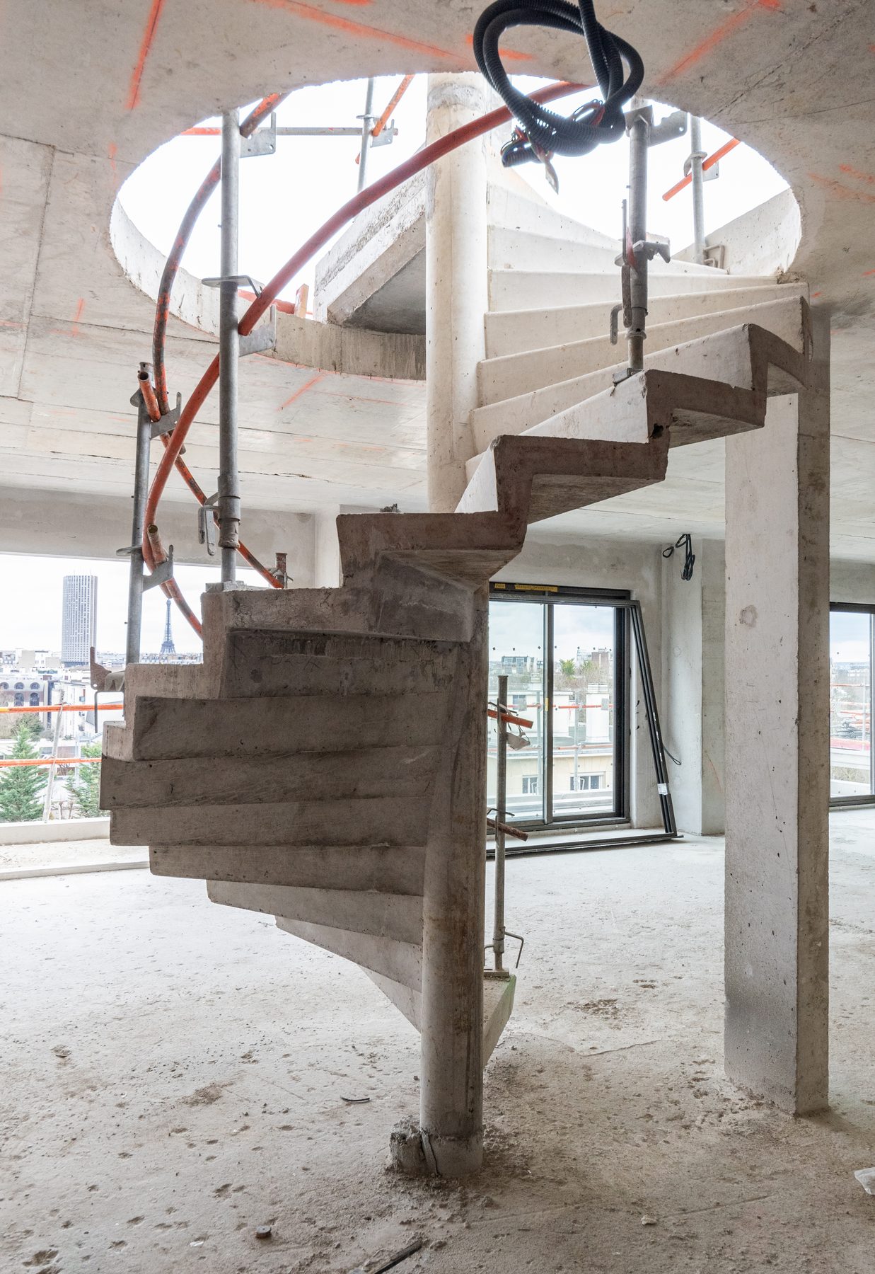 Escalier en béton dans un intérieur encore brut