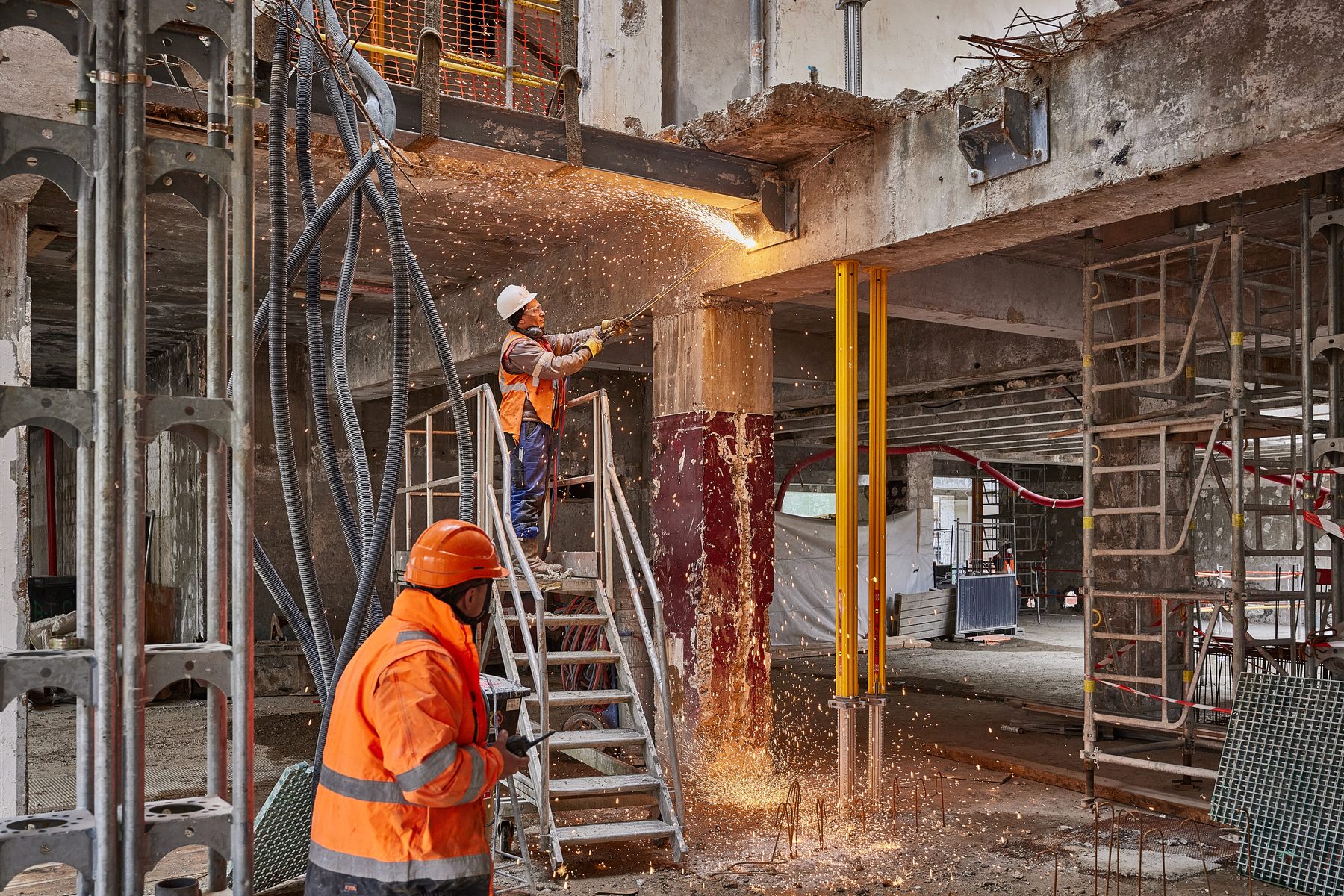 Compagnon au travail dans la structure du bâtiment