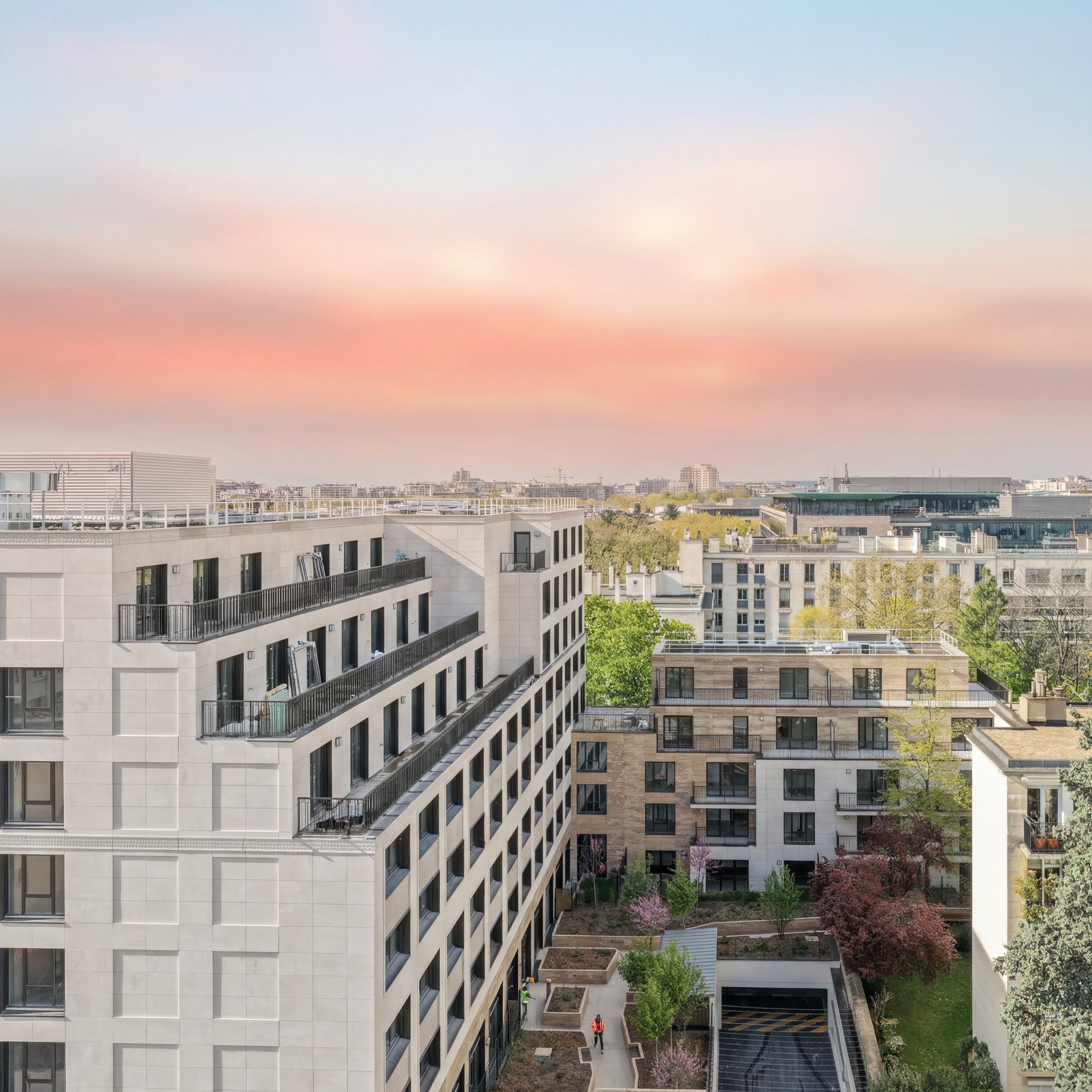 Vue aérienne de l'opération au coucher du soleil