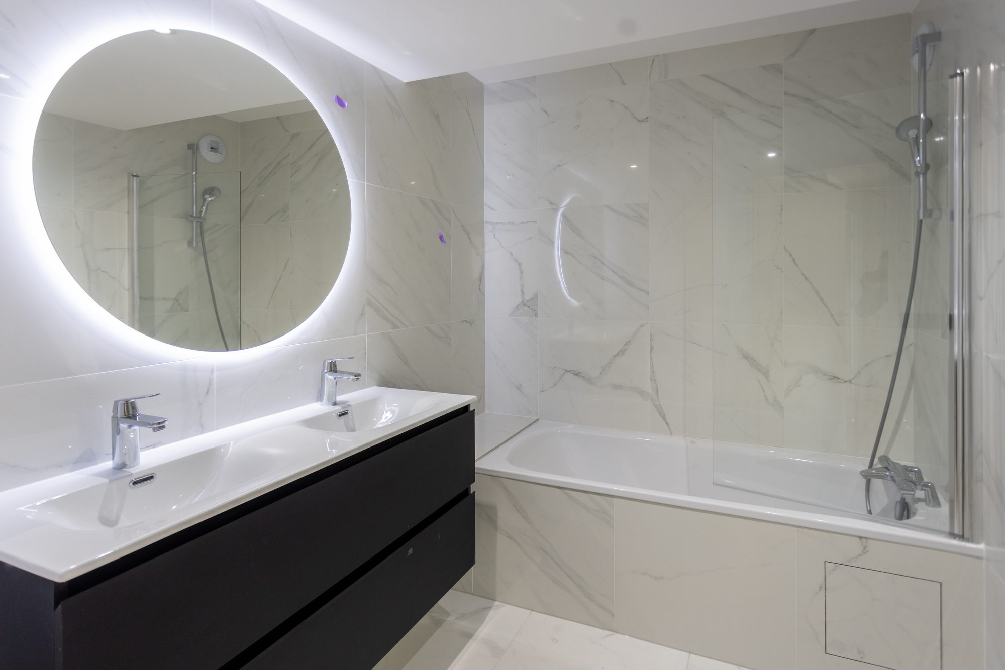 Salle de bains finalisée avec miroir lumineux