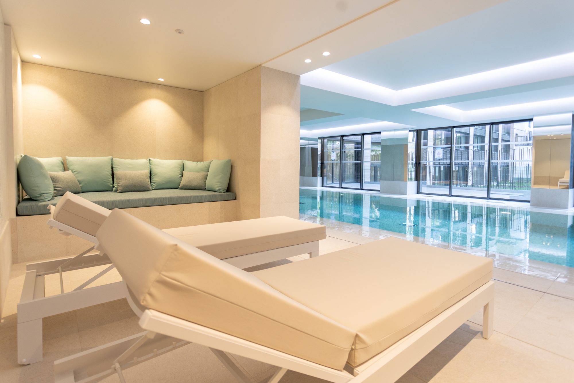 Espace de repos au bord de la piscine