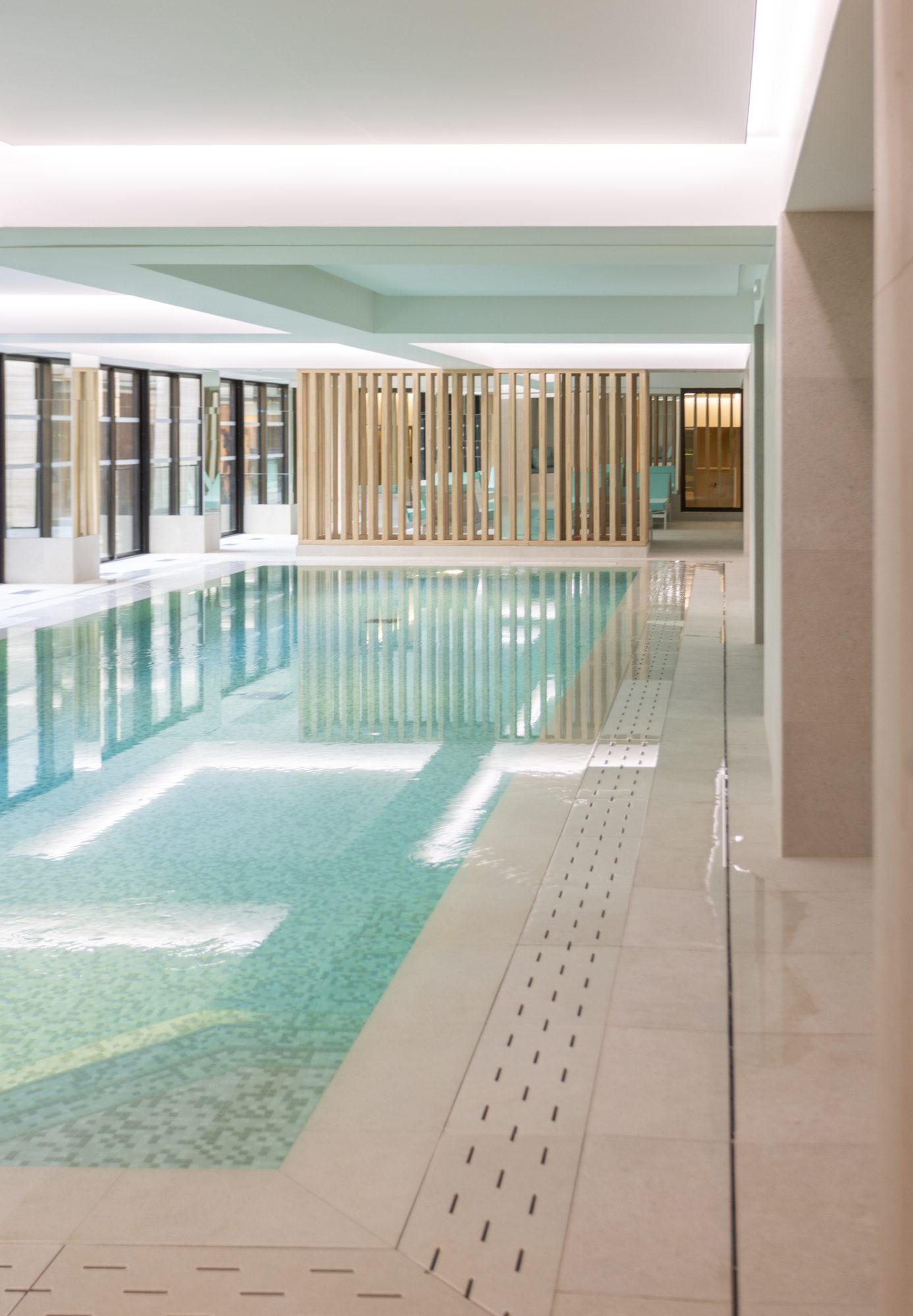 Piscine intérieure vue dans sa hauteur