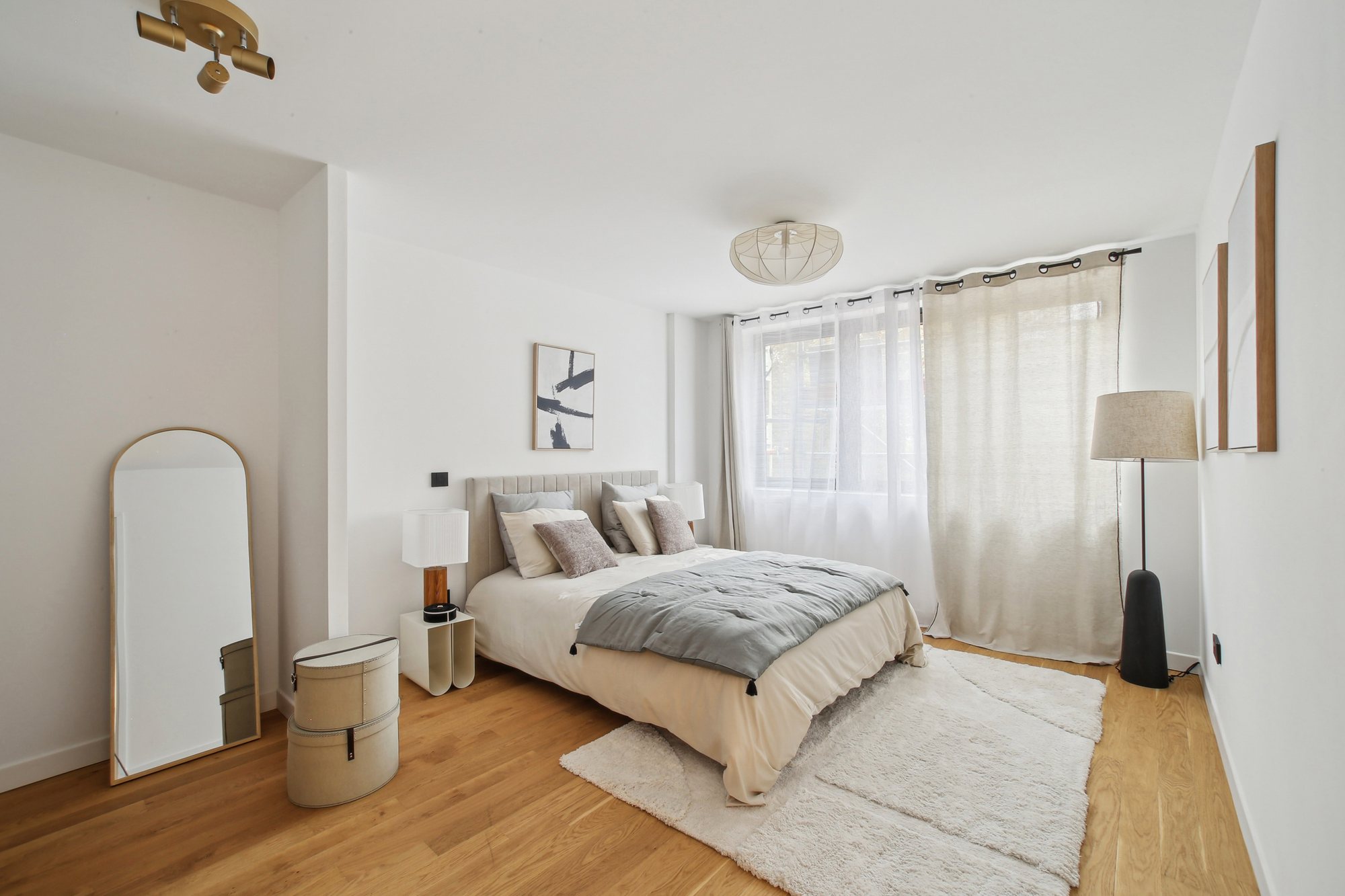 Chambre meublée et décorée avec vue sur la végétation