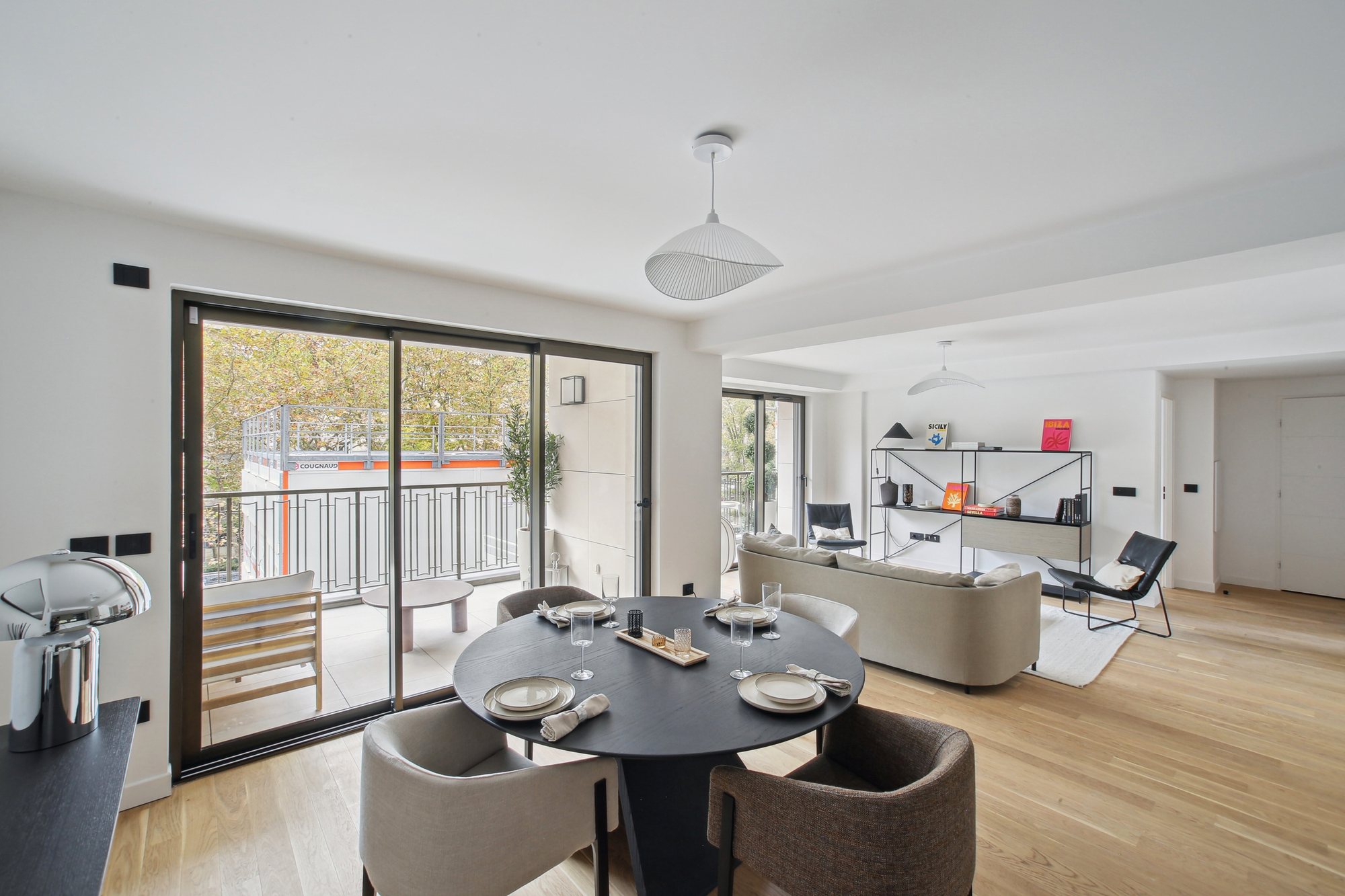 Séjour meublé avec salle à manger et ouverture sur le balcon