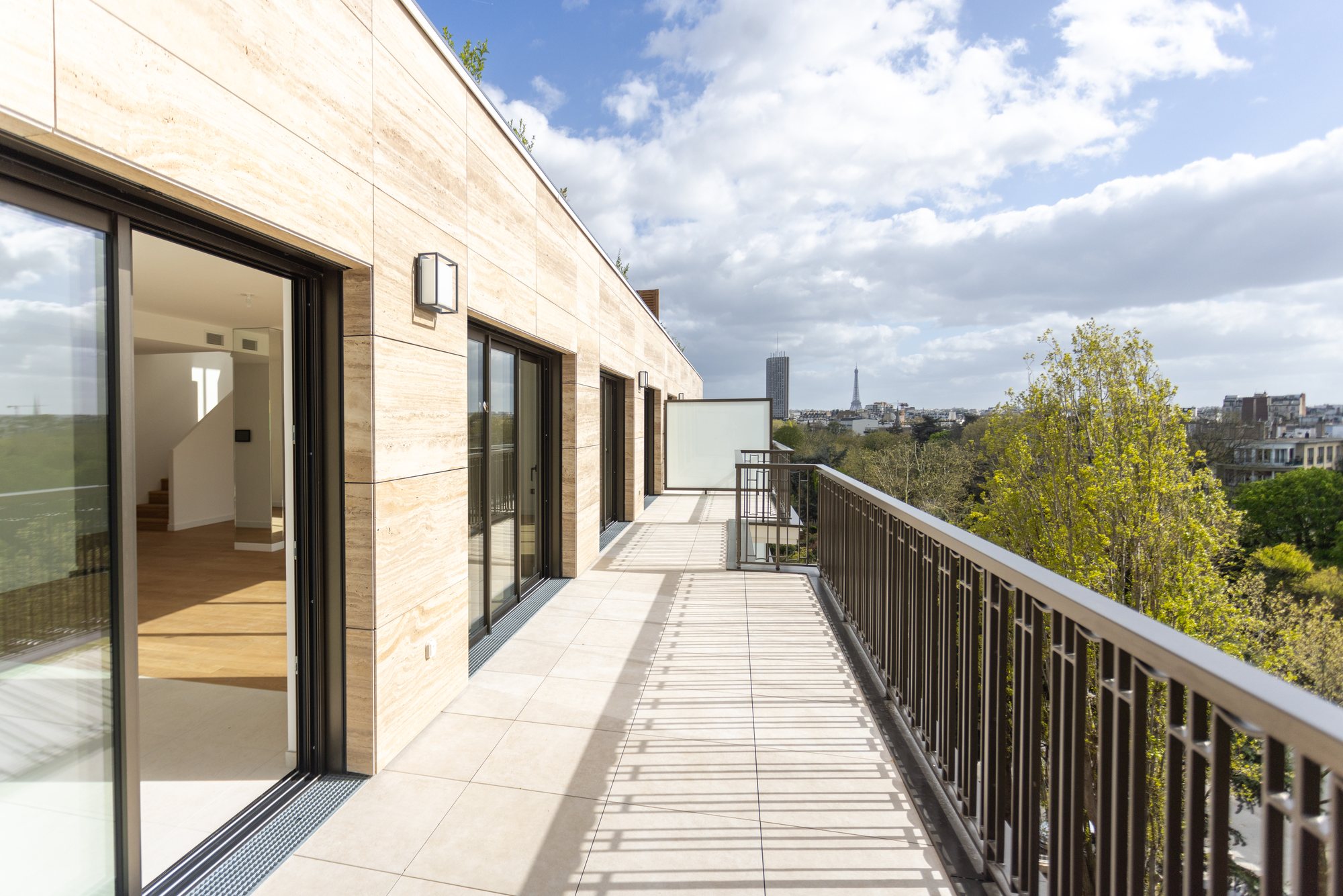 Volume en toiture ouvert sur une terrasse plantée