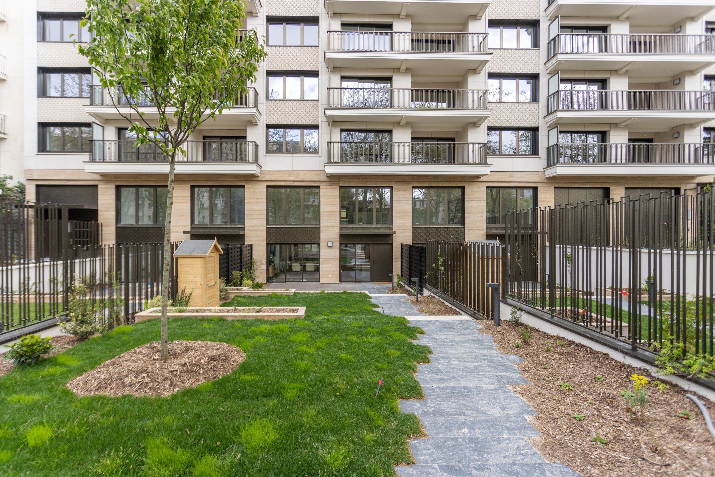 Cœur d'îlot paysager avec cheminement et façades