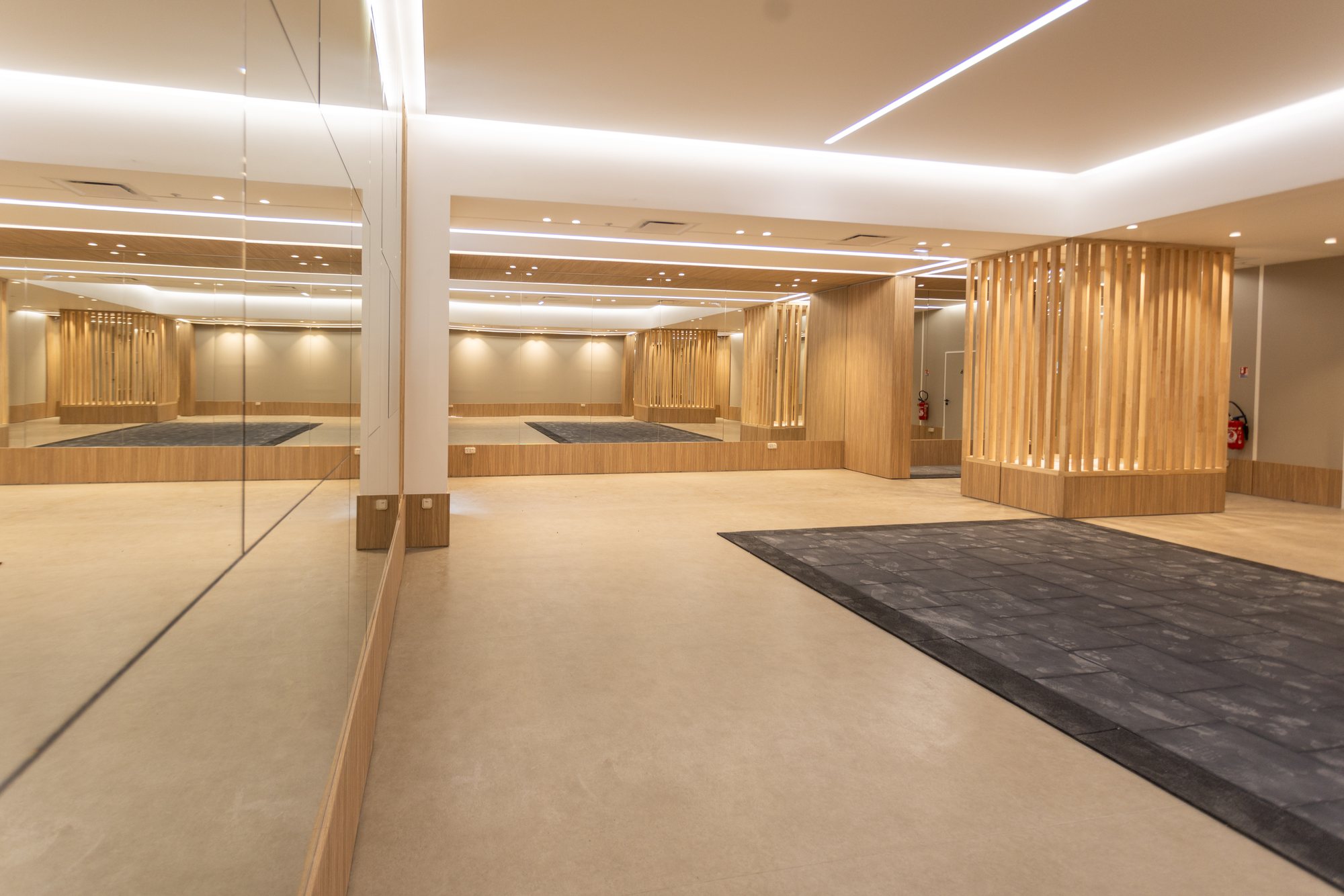 Hall intérieur baigné d'une lumière chaude