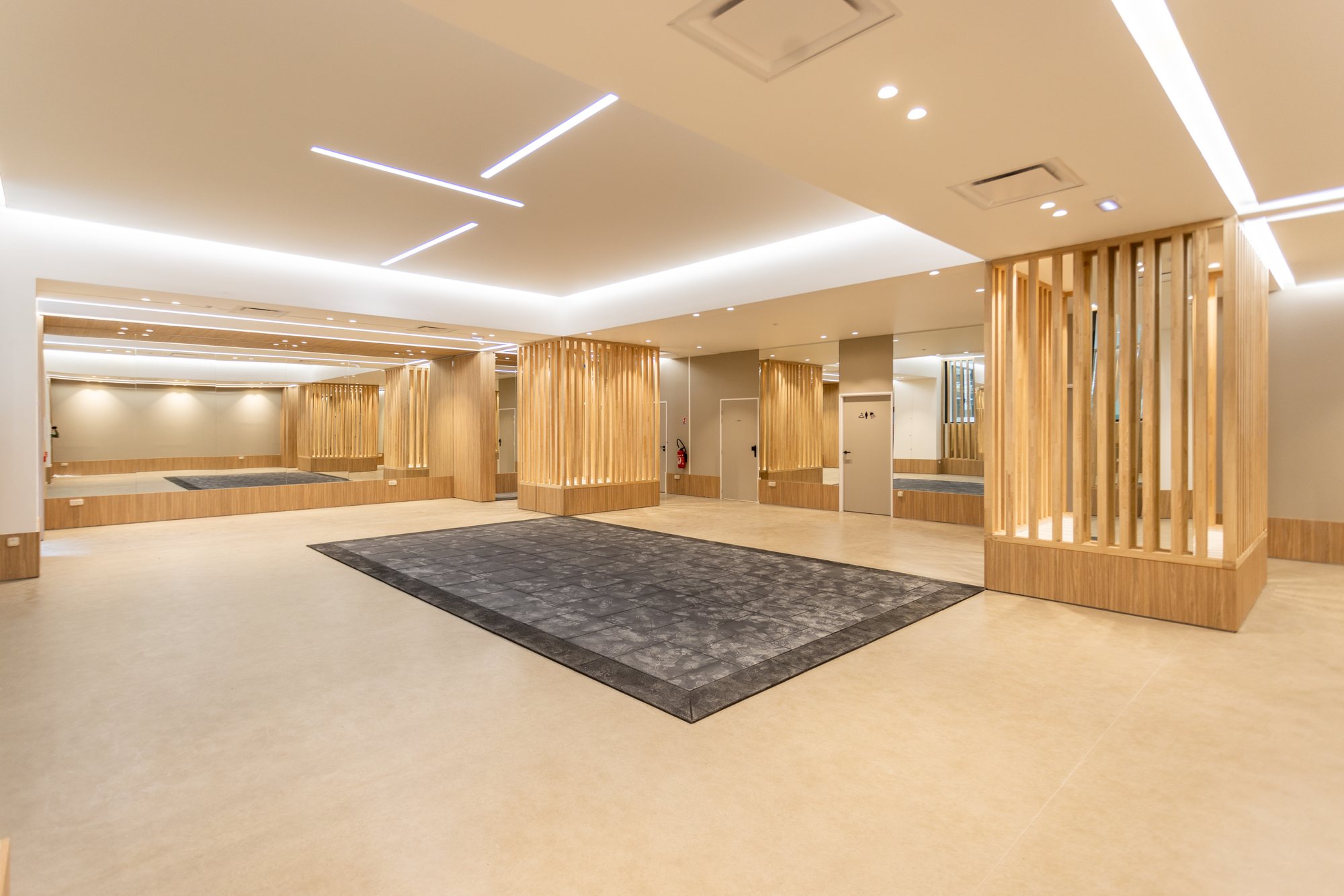 Hall d'entrée aux lignes de bois et de lumière